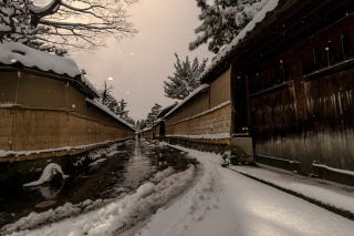 雪から土塀を守るこも掛けは金沢の風物詩。