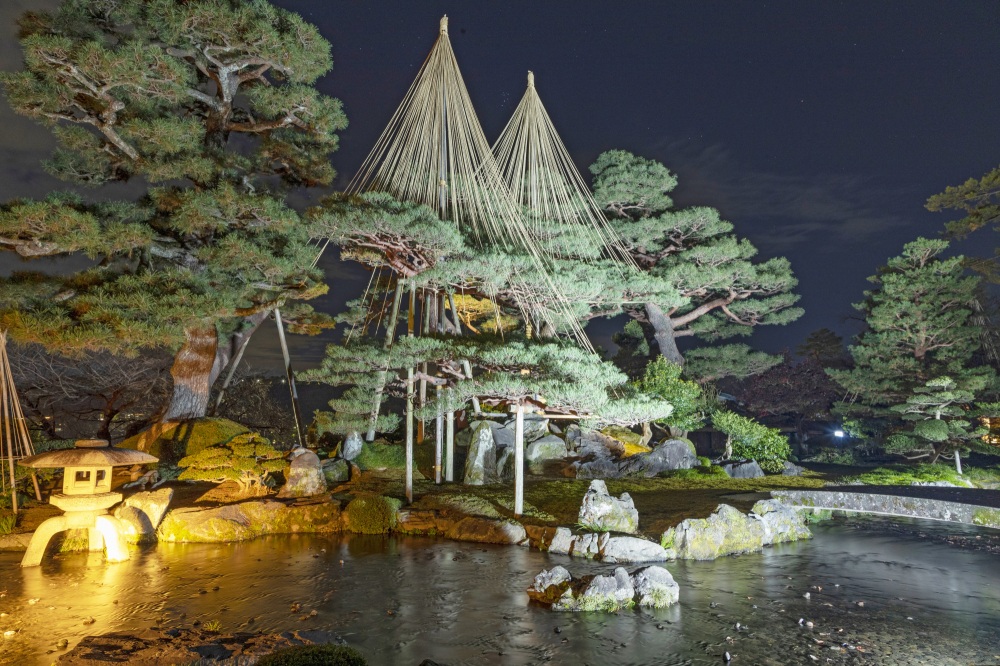 兼六園ライトアップ・雪見橋と七福神山（秋）