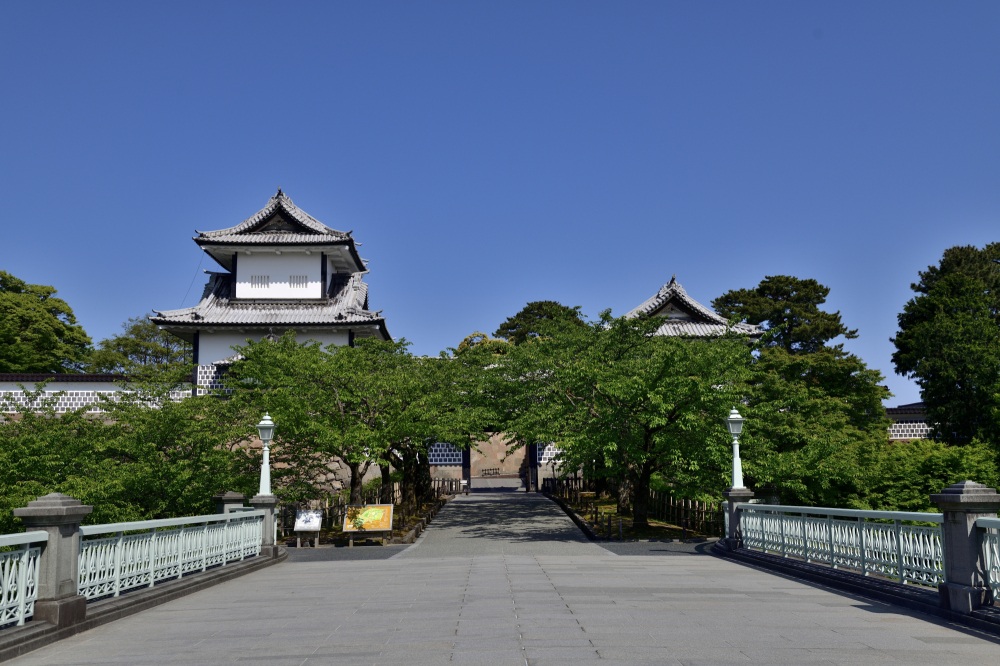 金沢城（春）