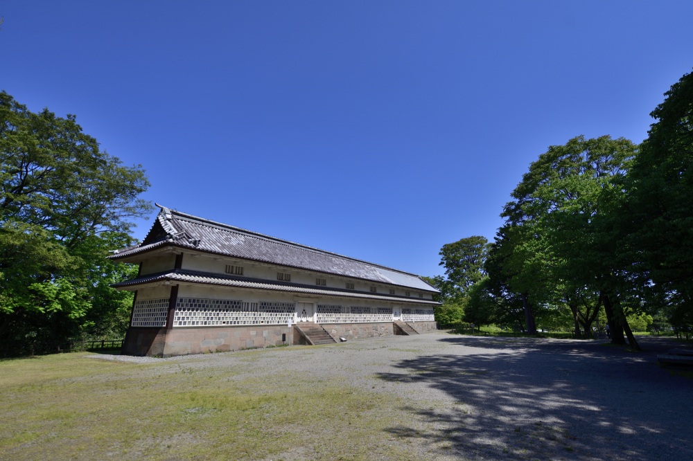 金沢城　三十間長屋（春）