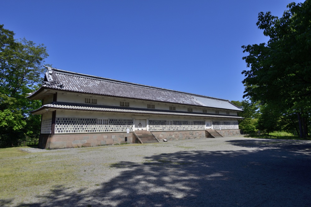 金沢城　三十間長屋（春）