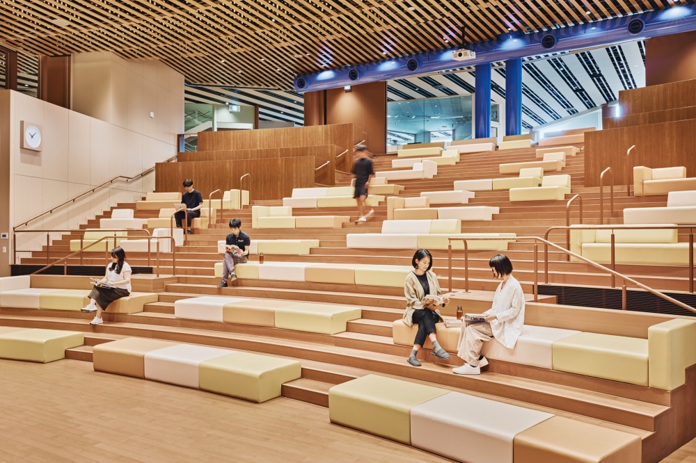 石川県立図書館　だんだん広場