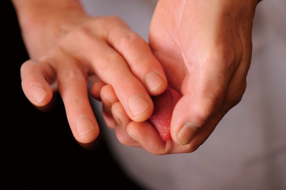 寿しをにぎる手元