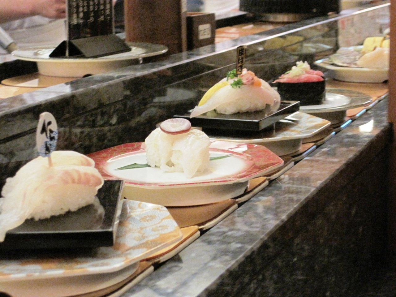 新鮮ネタと職人の技がコラボ！回転寿司
