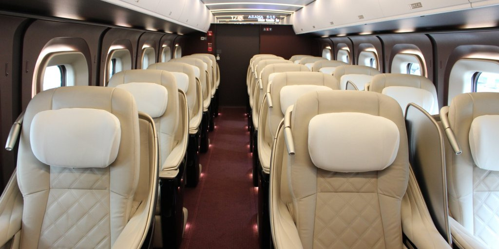 1車両あたり6列×横3席、ゆったり仕様の専用シート