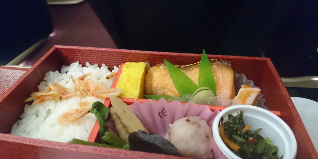軽食は、上りでは北陸の素材を使った「北陸編」、下りでは東京の味覚を詰めた「東京編」を提供