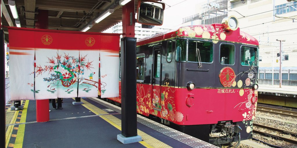 ホームに上がると華やかなのれんが特別感を演出