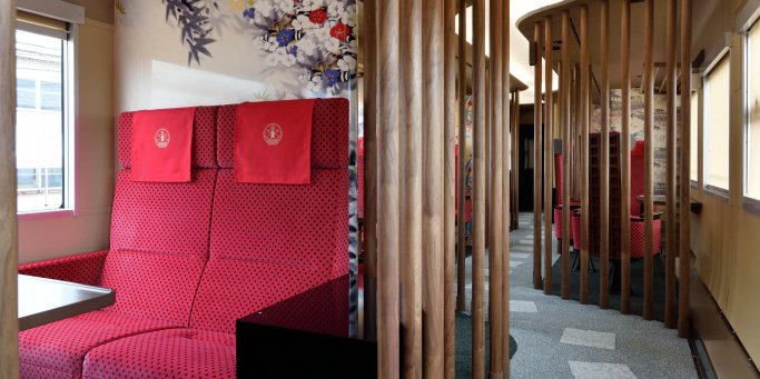 1号車は格子戸風の柱で区切られた8つの半個室が並ぶ