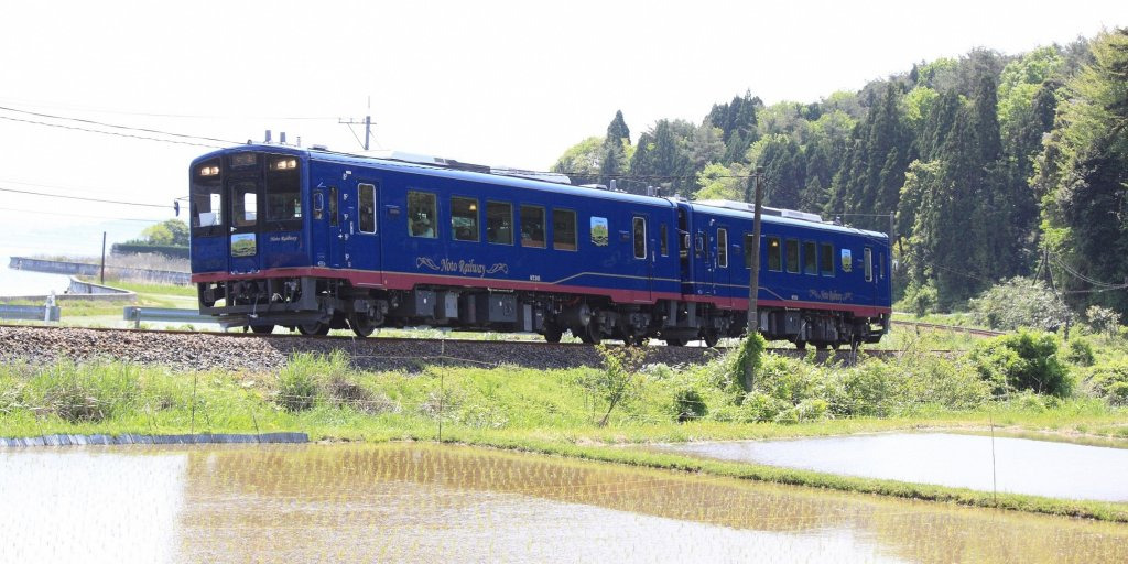 のどかな田園風景。里山の景色の中を2両編成で走る