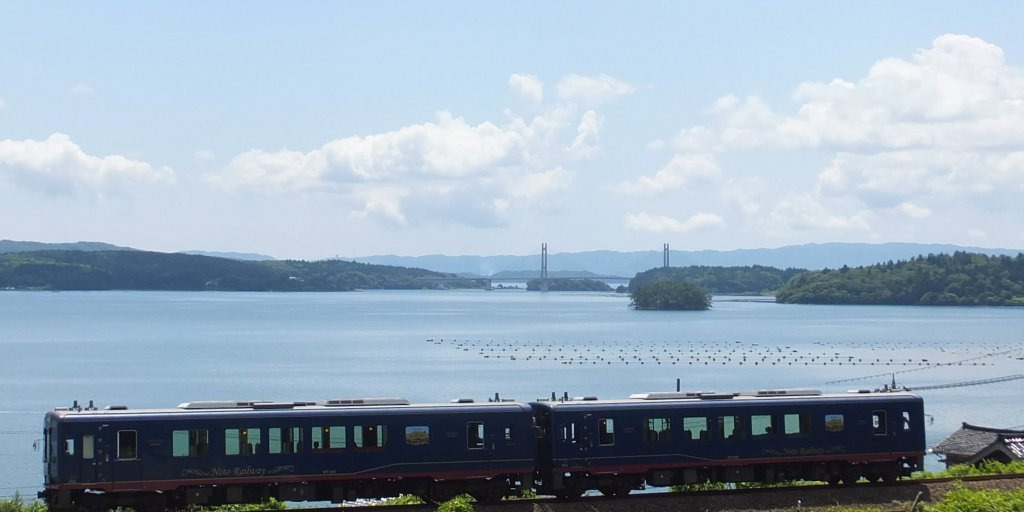 日本の原風景とも言える里山里海のパノラマを車窓から眺める