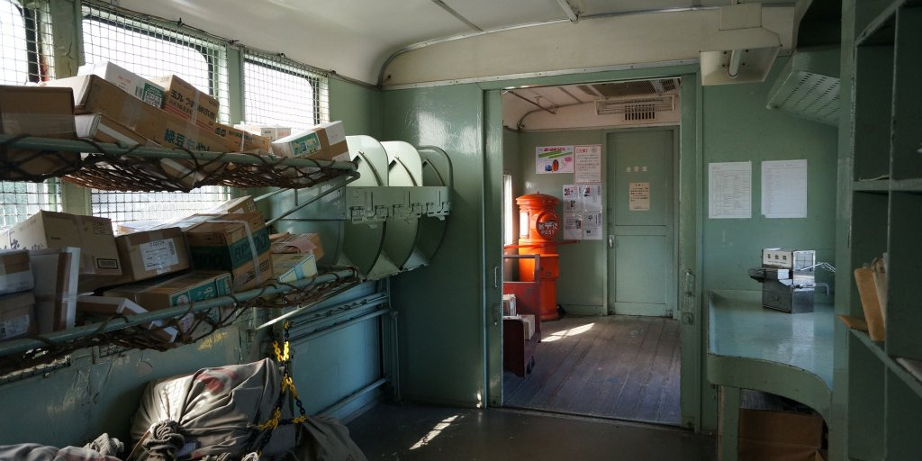 能登中島駅では日本に2台しか残っていない鉄道郵便列車「オユ10」を見学