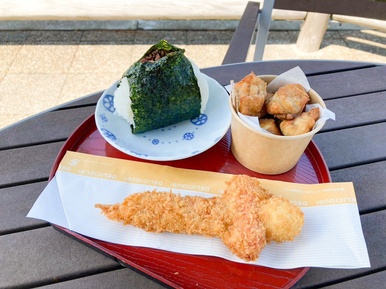 左上から、棚田のコシヒカリおにぎり、フグの唐揚げ、かかし