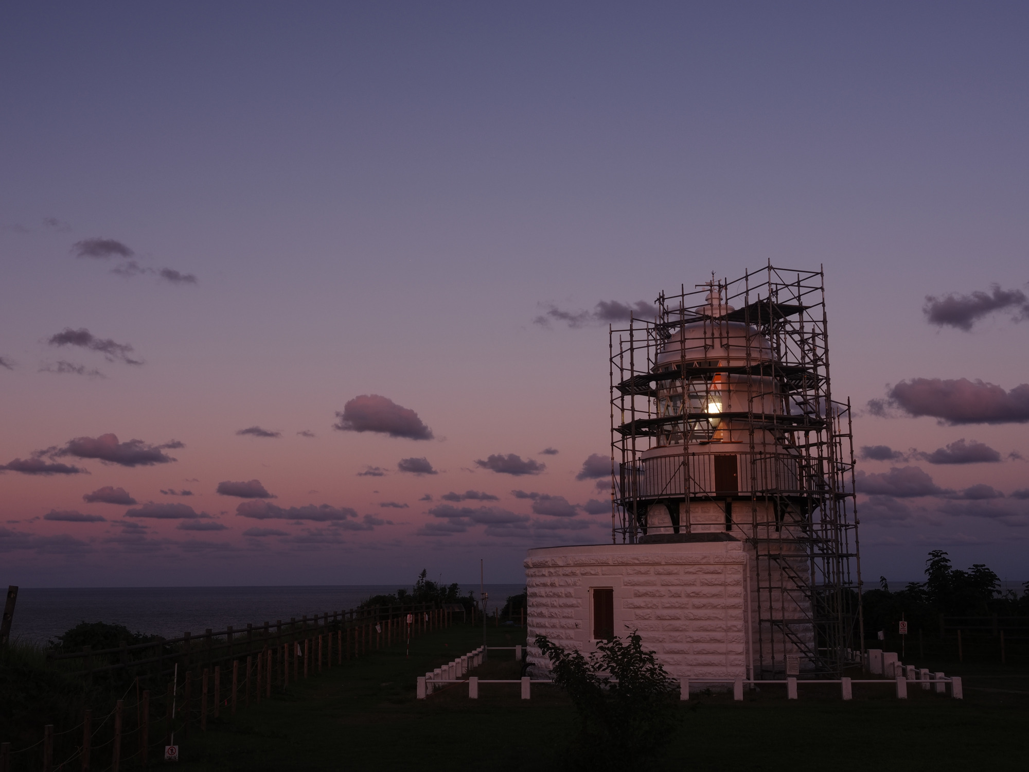 夕暮れに映える灯台