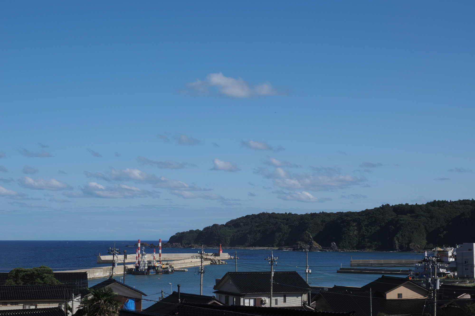 狼煙漁港の先に珠洲岬が見えます