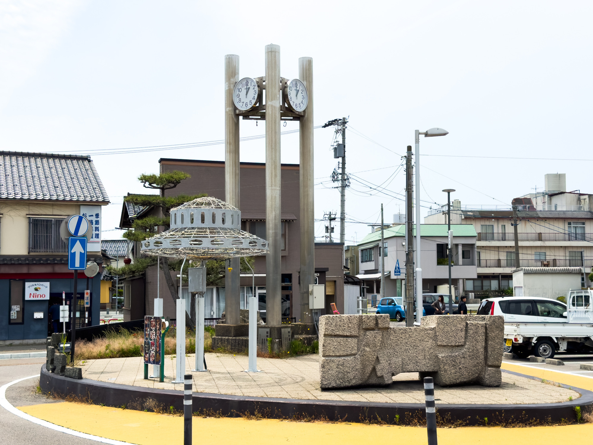 羽咋駅の擬音岩
