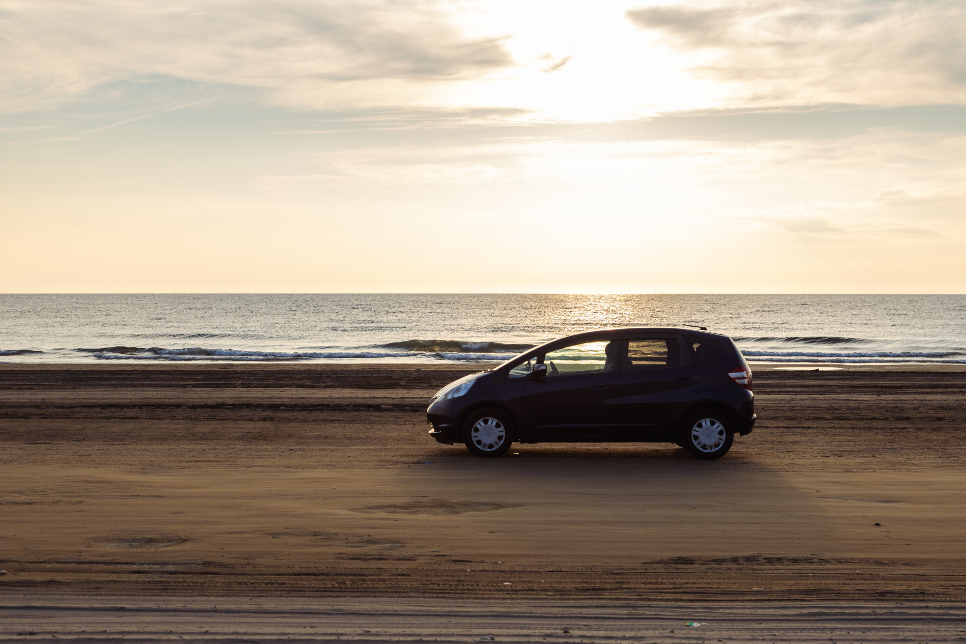 砂浜を車でドライブ