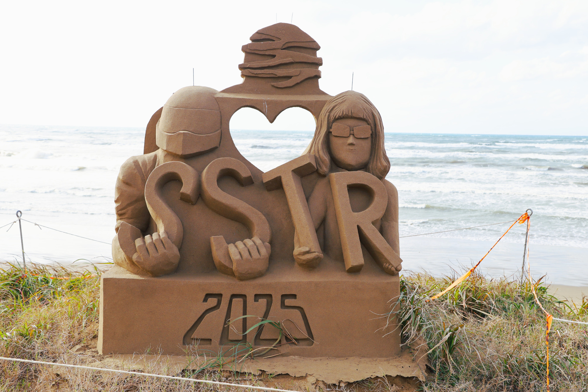 能登千里浜レストハウス前の砂像…作品は定期的に変更します