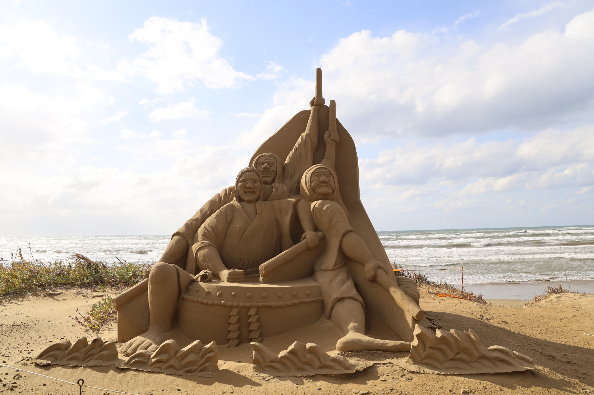 能登千里浜レストハウス前の砂像