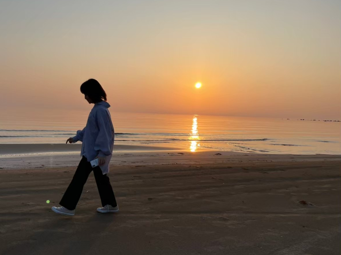 水平線に溶け込む夕日を間近で味わえます