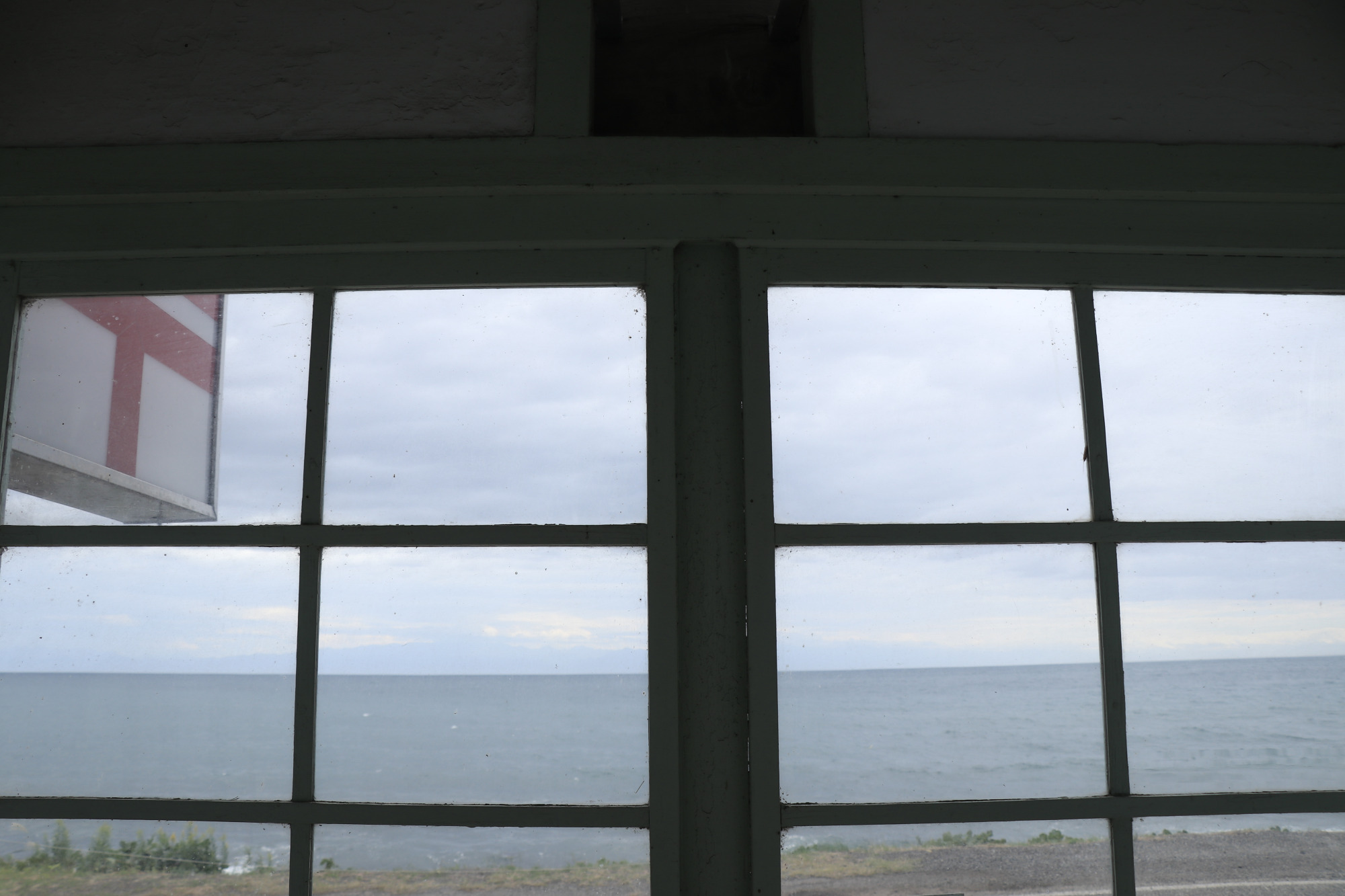 窓から見る能登の海