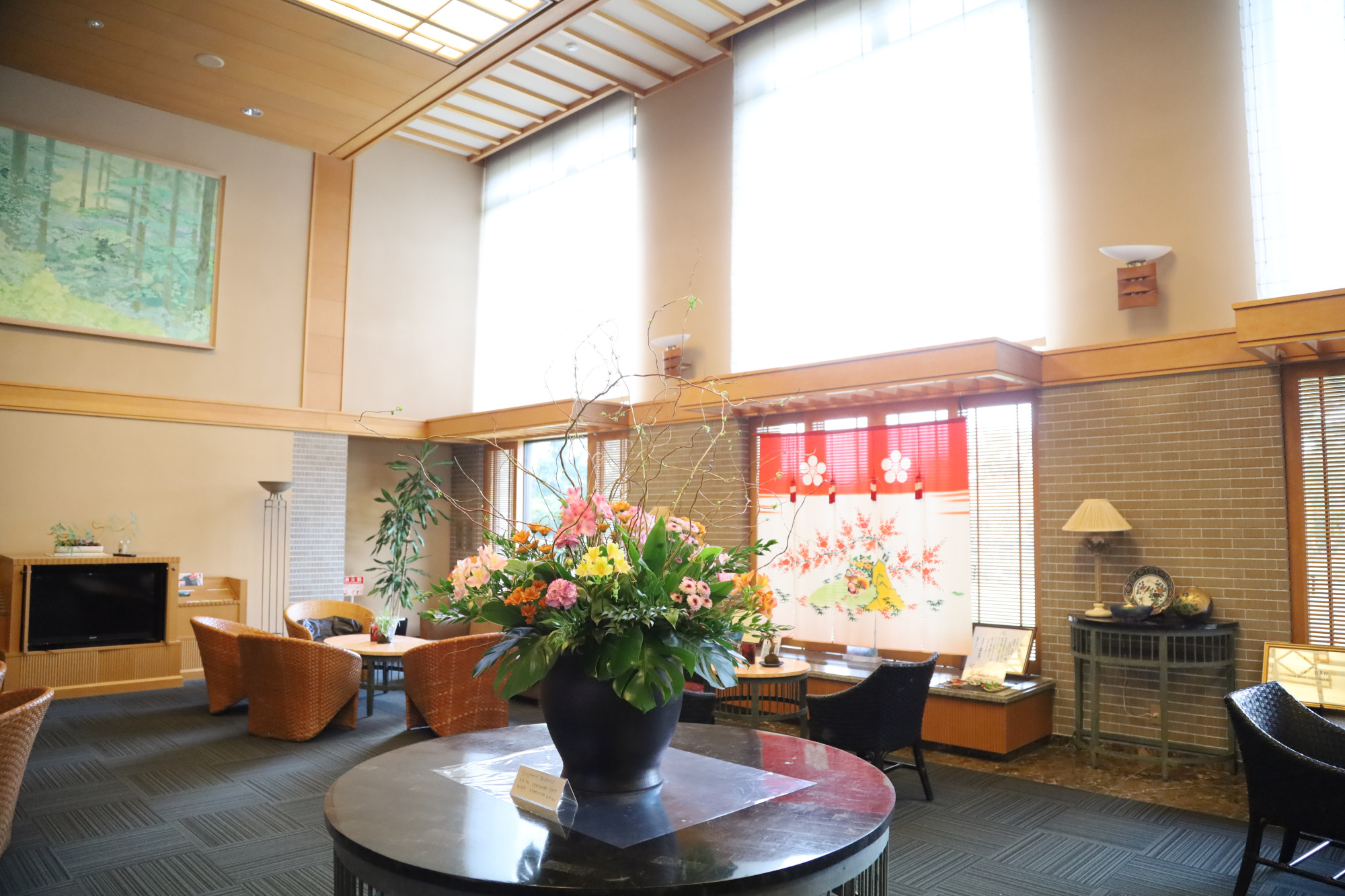 伝統ある花嫁のれんが目を惹くロビー