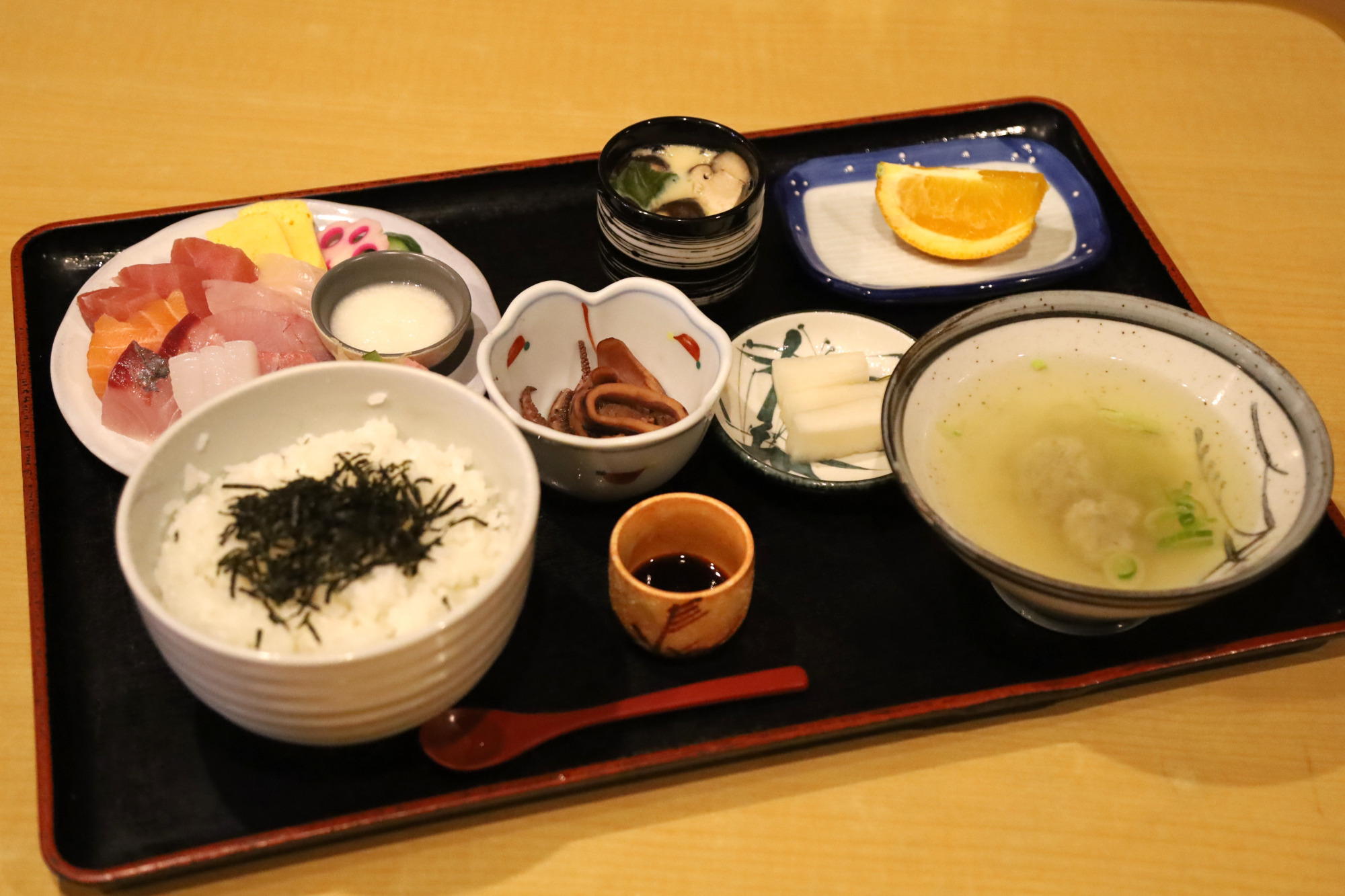 お刺身のお皿を外すと下にはご飯が別盛りです