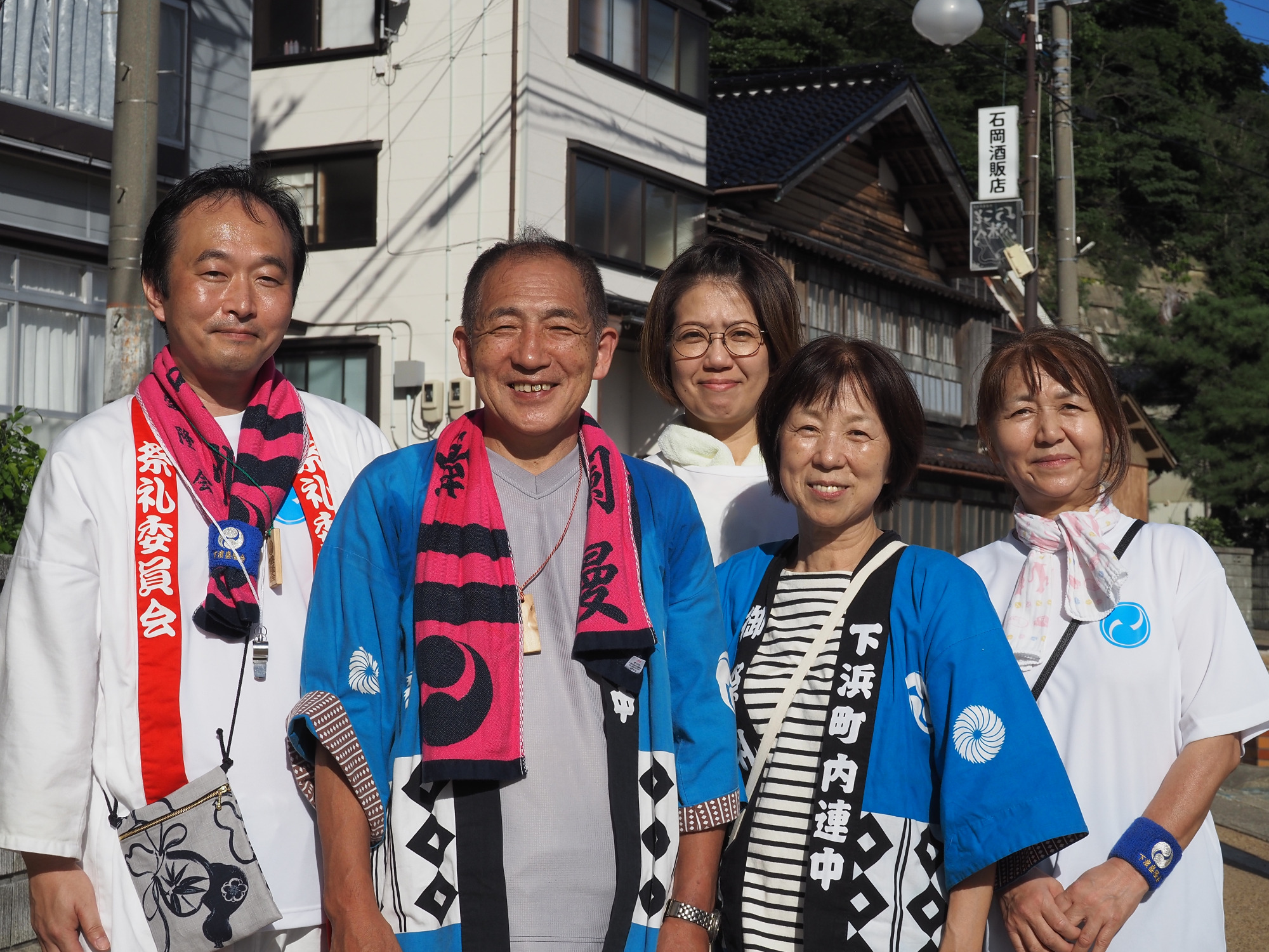 左から林さん、町内会長の吉岡さん