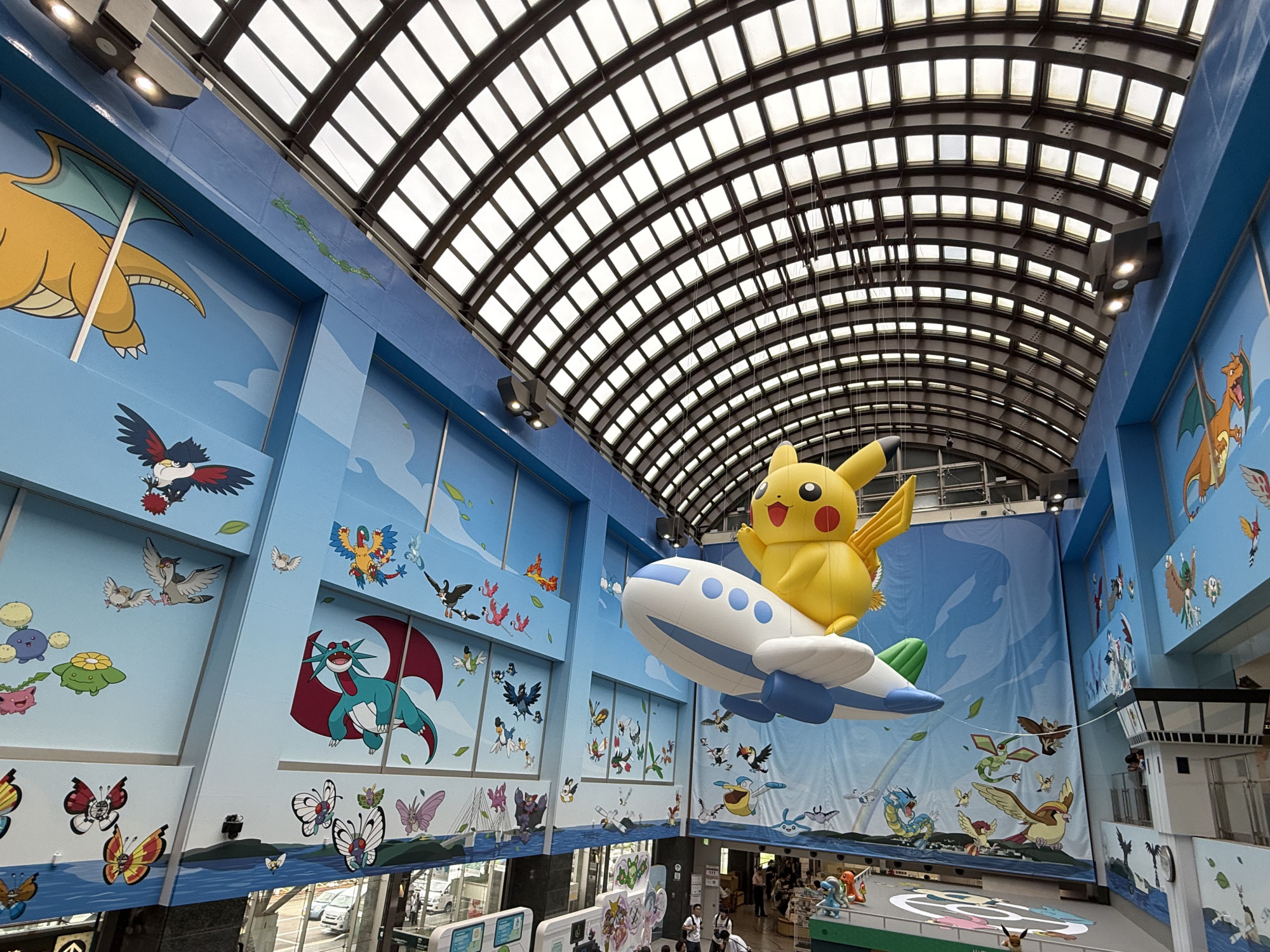 巨大なピカチュウと飛行機のバルーン