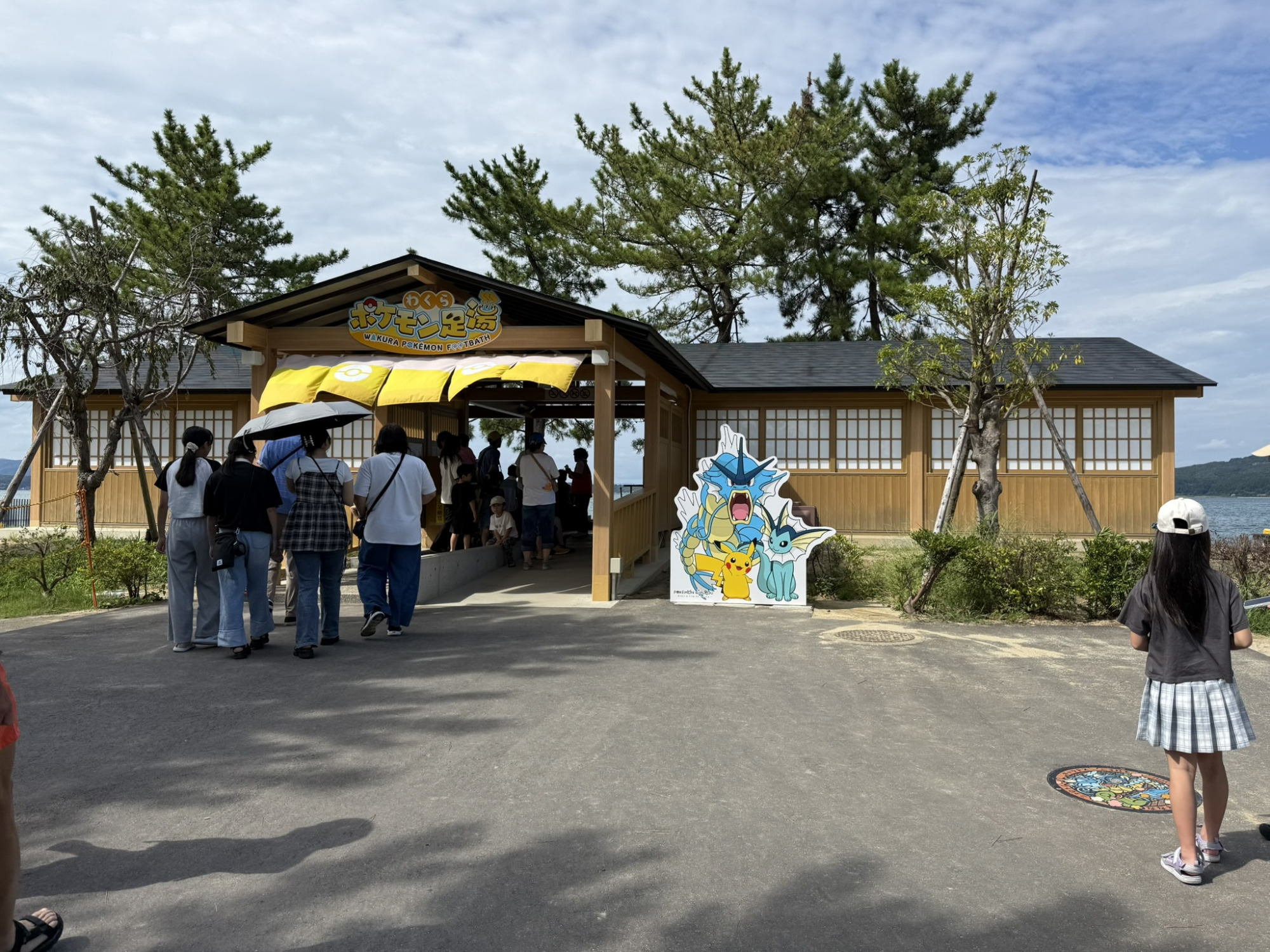 わくらポケモン足湯（建物手前にポケふた）