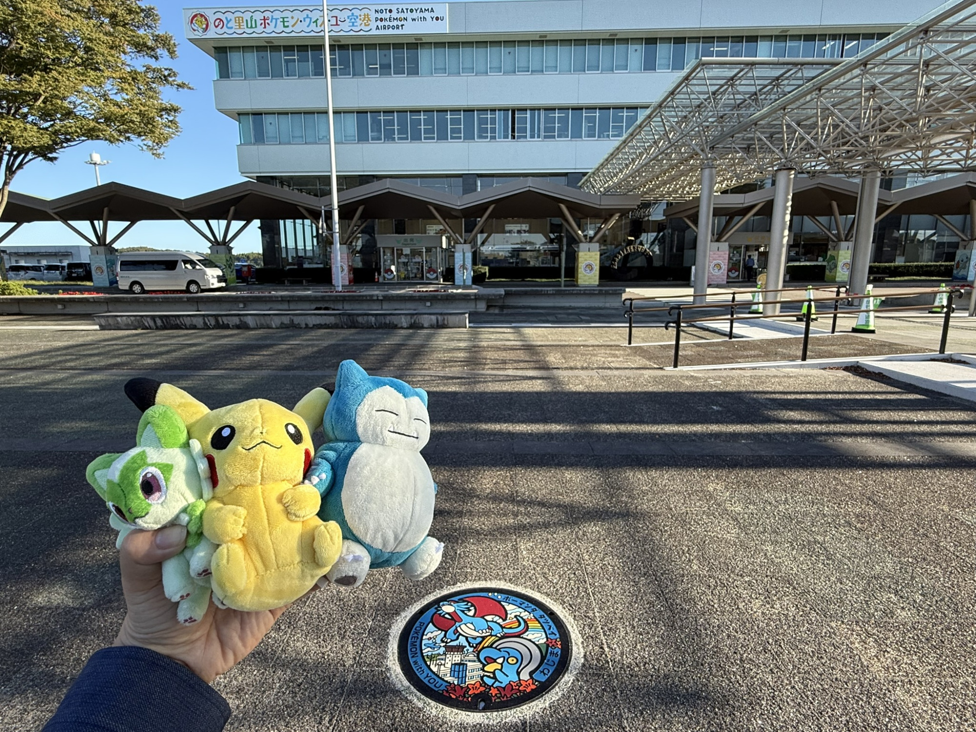 ポケふたは空港への通路横に