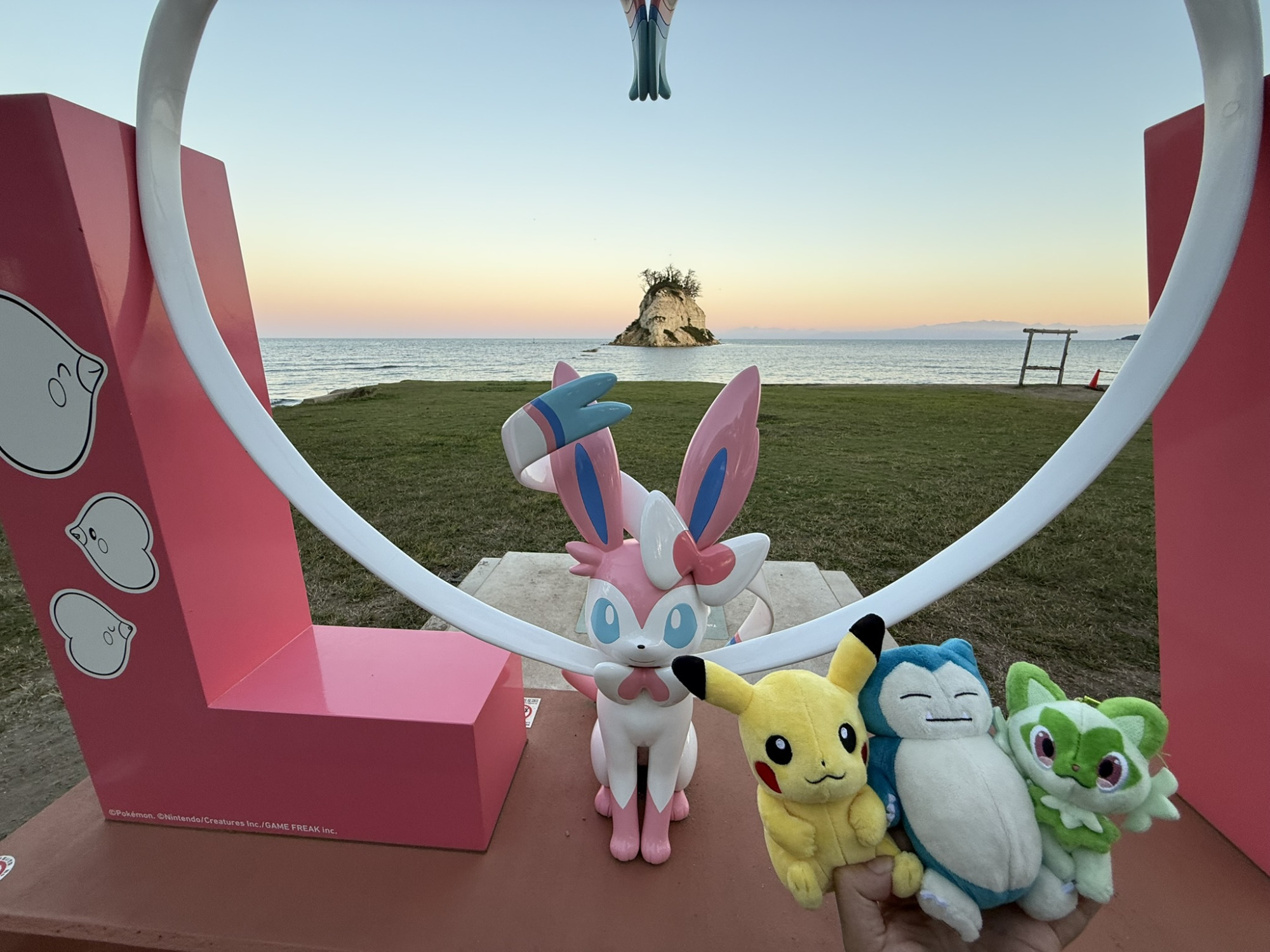 「ニンフィア with LOVE」モニュメントと見附島