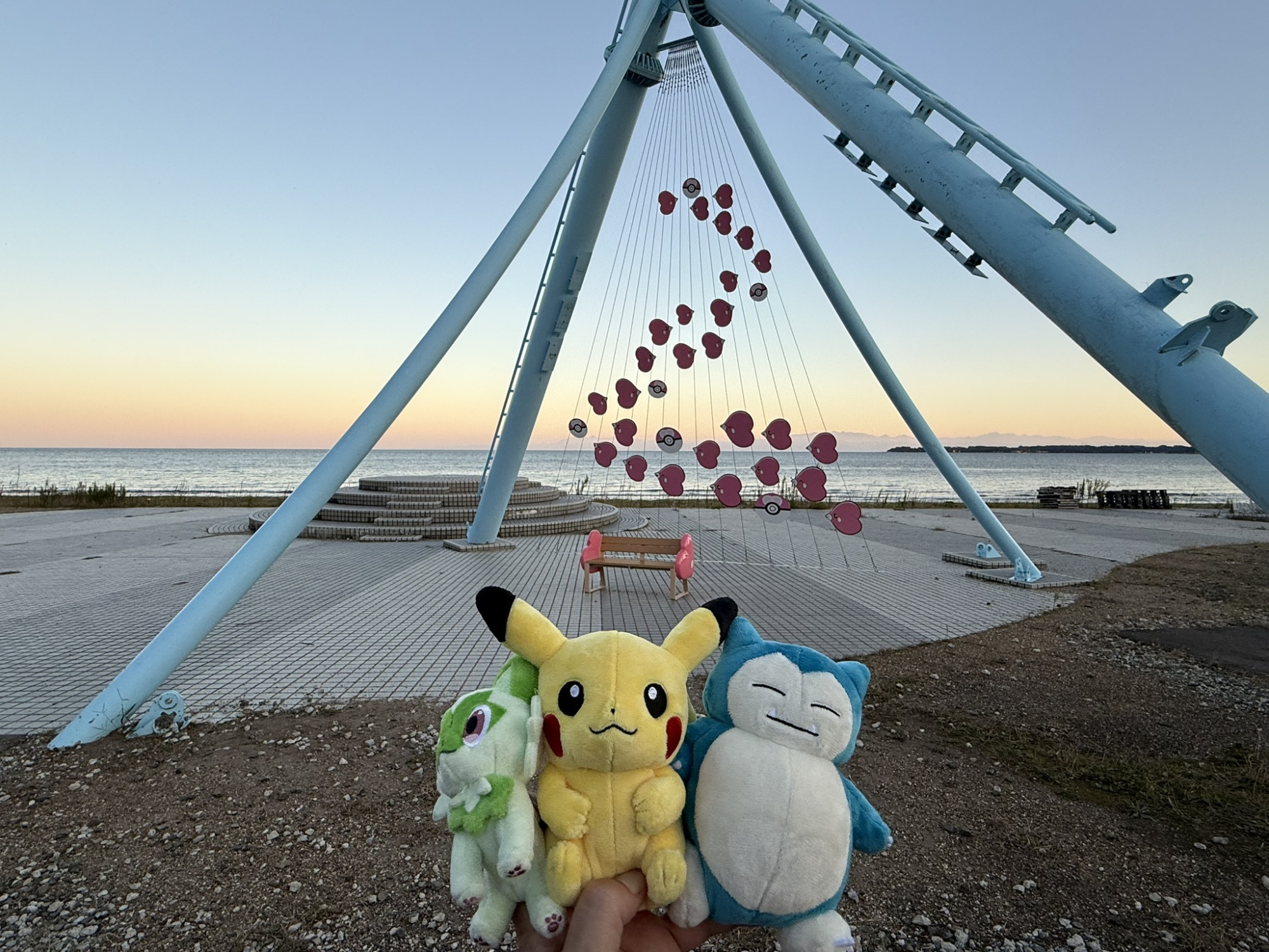 ラブカスベンチ　奥にポケふた