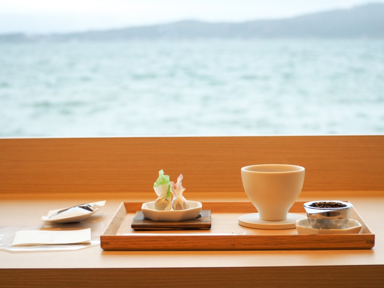 和倉温泉でほっとひと息、からだ喜ぶランチとスイーツ巡り&海を眺めてほうじ茶焙煎体験を楽しむ