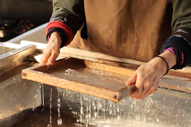 紙漉き体験や作家物の器など、手取川周辺の専門店を散策｜石川…