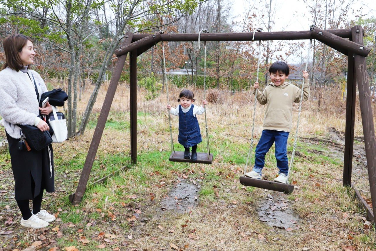 敷地内にはブランコも。