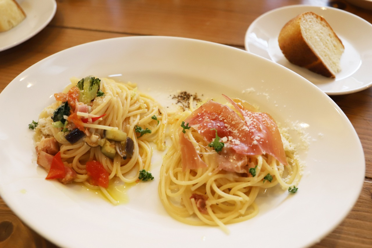 パスタ：複数人で訪れた場合は5種類から2種類だけ選択でき、2種盛りで出してもらえる。