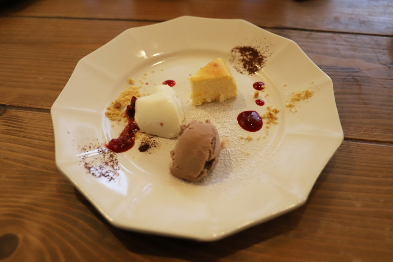 ドルチェ：アイスクリーム、ブランマンジュ、ベイクドチーズケーキの盛り合わせ。