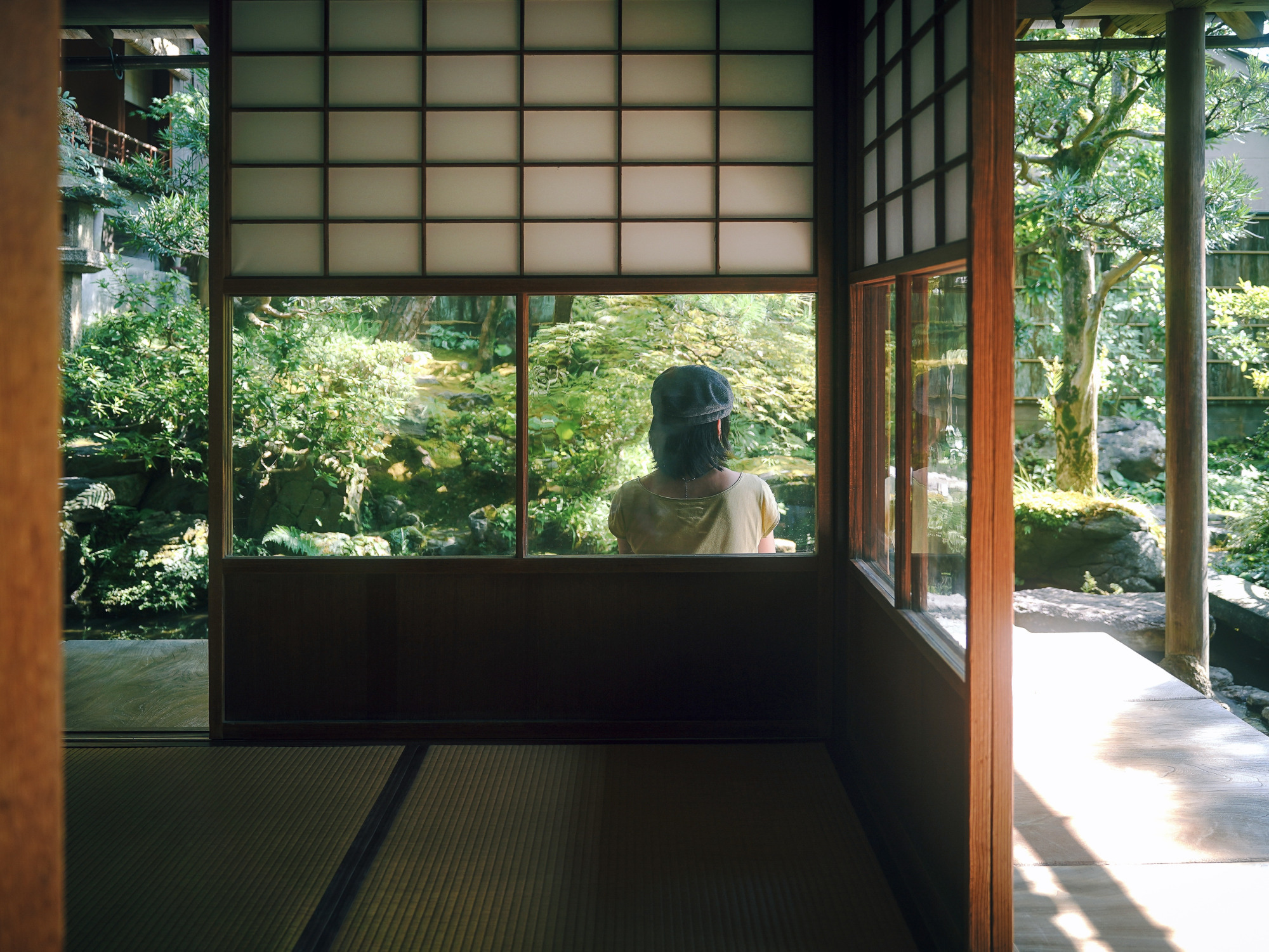濡れ縁と庭園