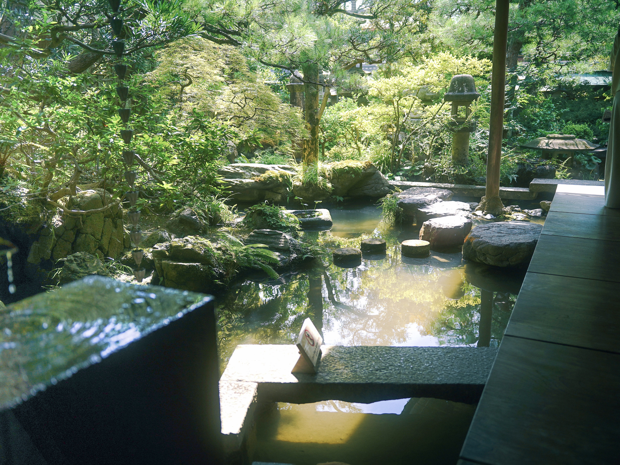 濡れ縁と庭園