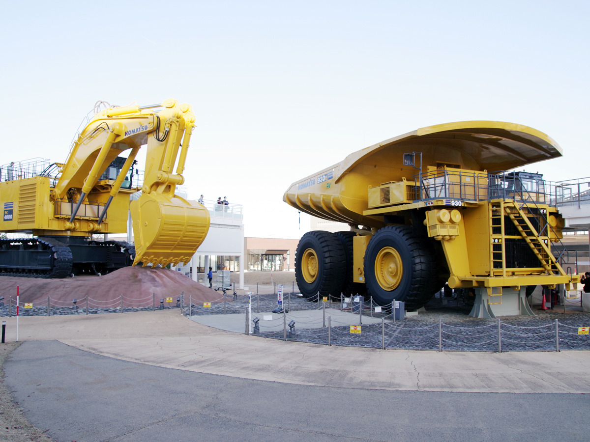 超大型鉱山機械（右：930E／左：PC4000）
