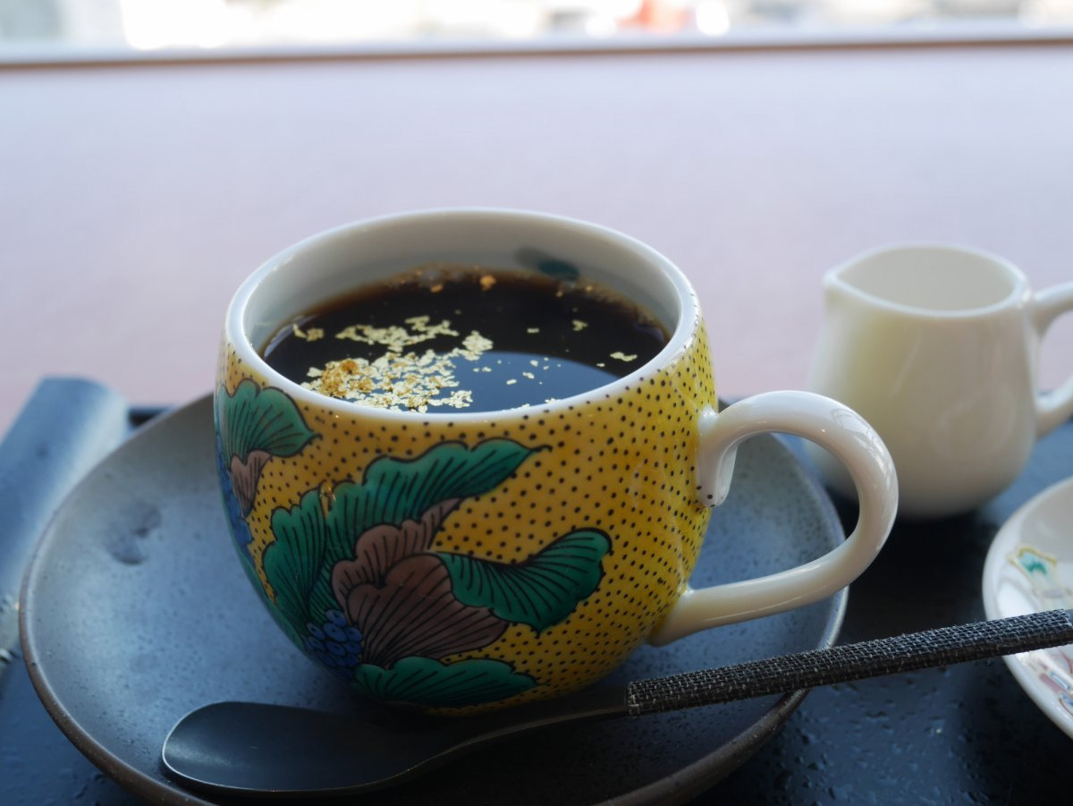 加賀の九谷焼カップ。能登の珠洲焼は灰黒色のカップがある。