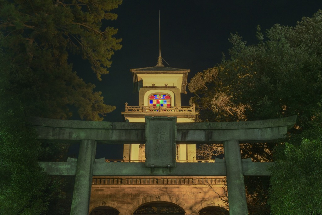 尾山神社 神門夜間ライトアップ