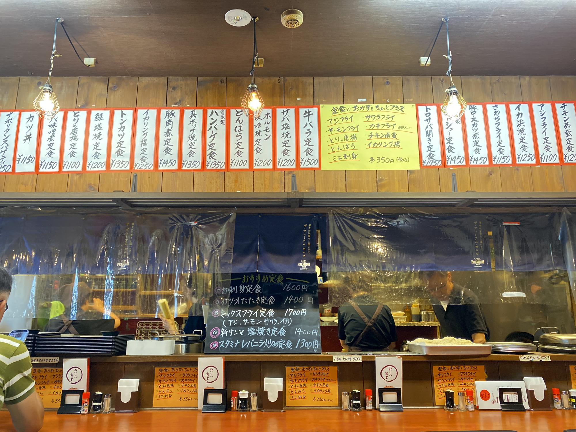 活気溢れる大衆食堂風の店内