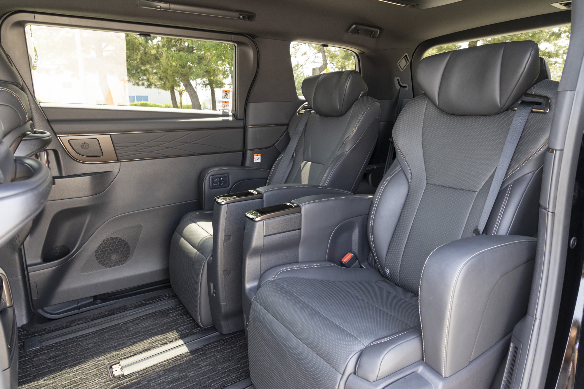 アルファード（車内）