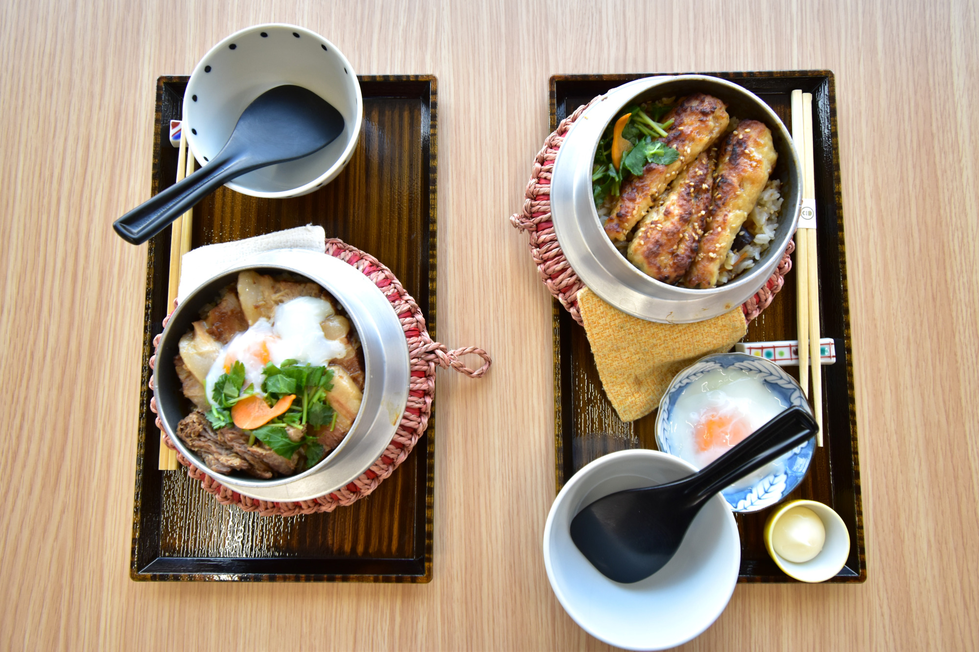 半熟玉子入りごろごろ煮豚の釜めし＆半熟玉子付き炭火焼き鶏つくねの五目釜めし
