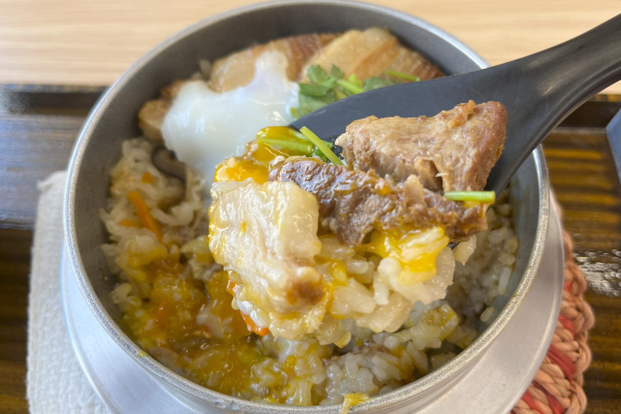 半熟玉子入りごろごろ煮豚の釜めし