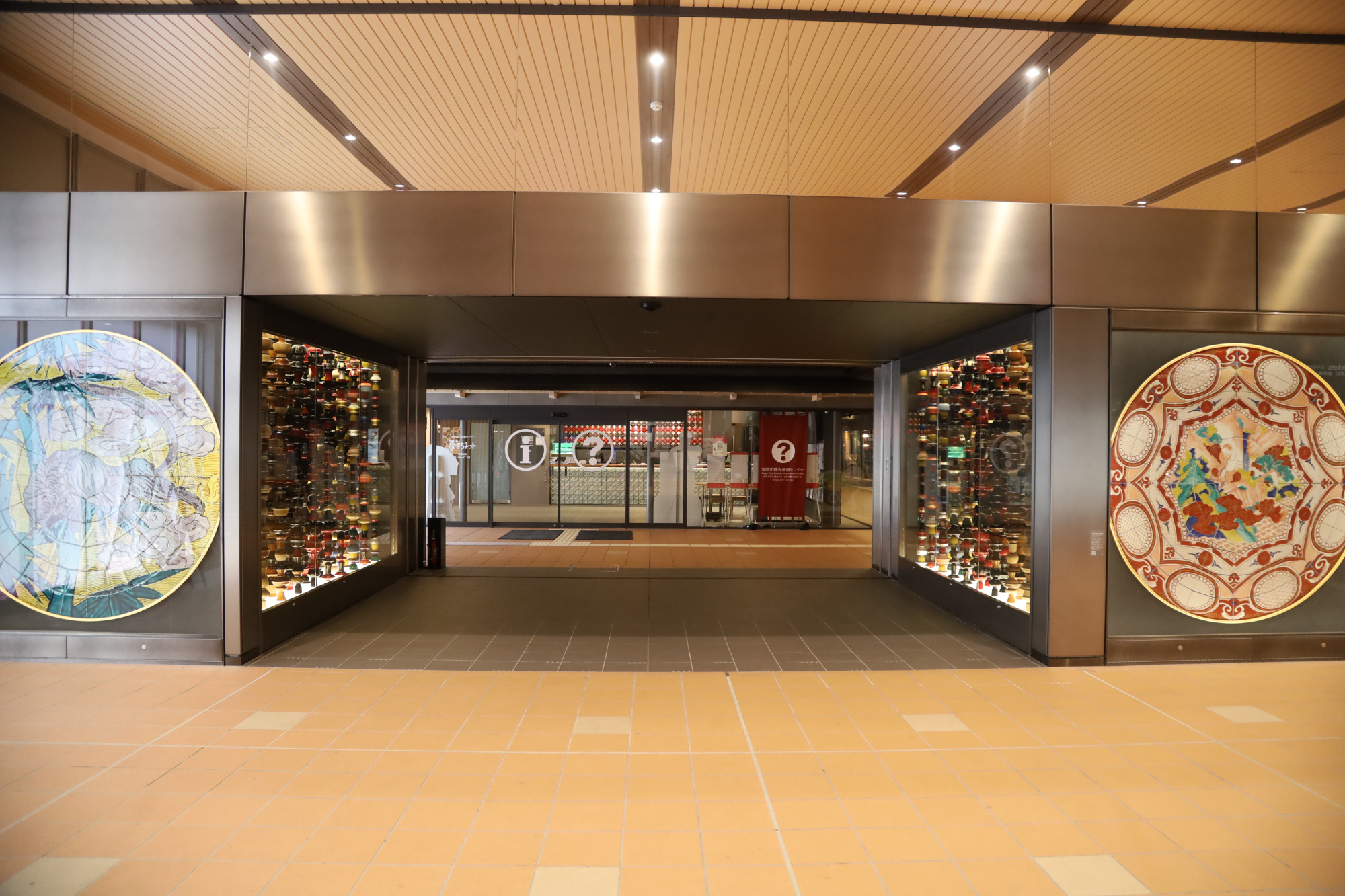 大きな九谷焼のお皿が目を引きますね