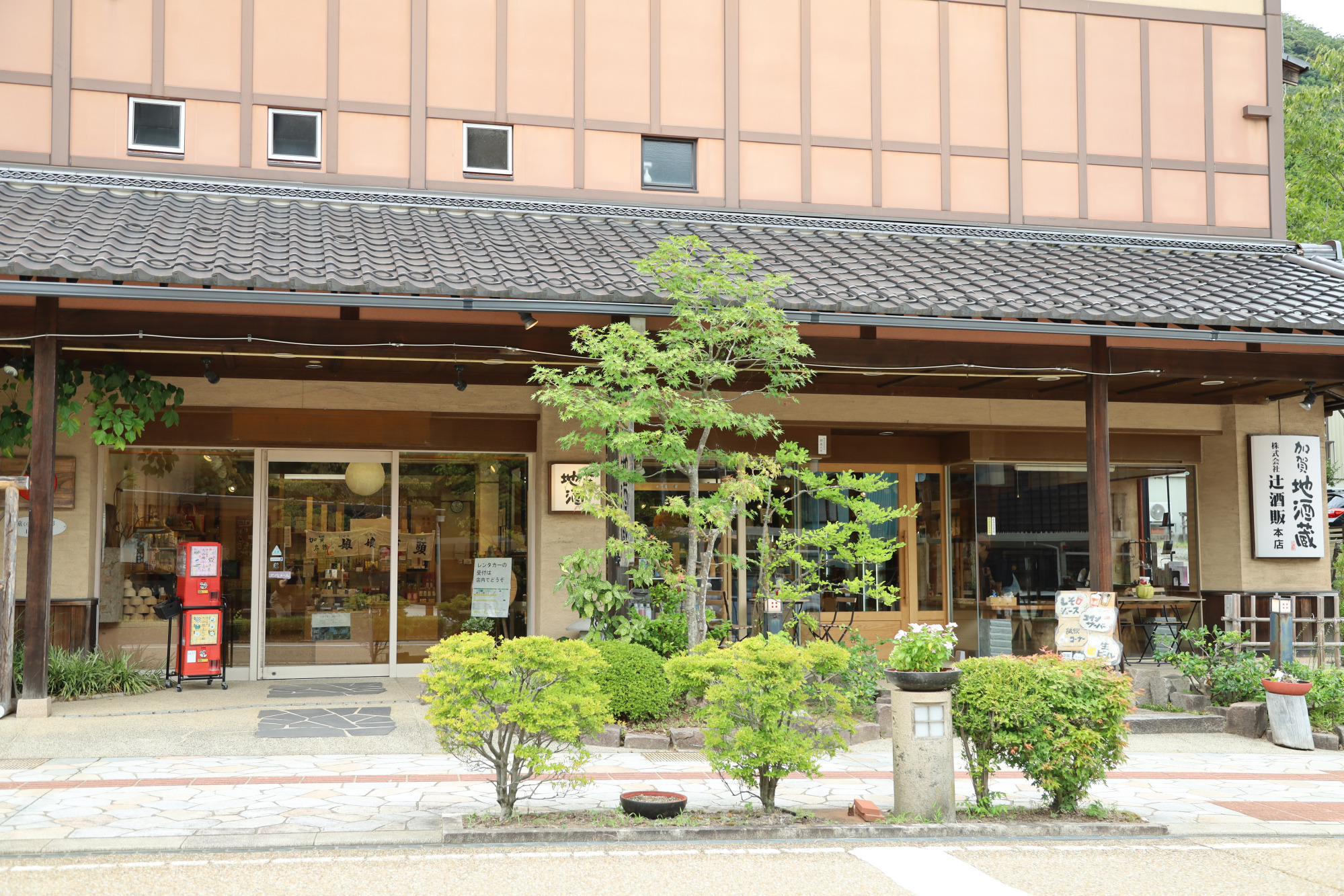 辻酒販はご当地土産も充実したお店です