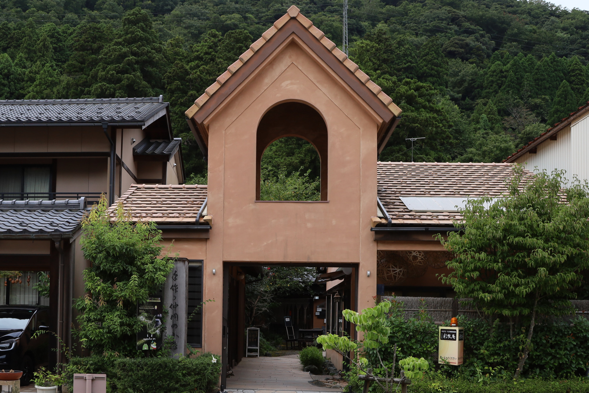 彩桂庵はこちらの建物の奥をお進み下さいね