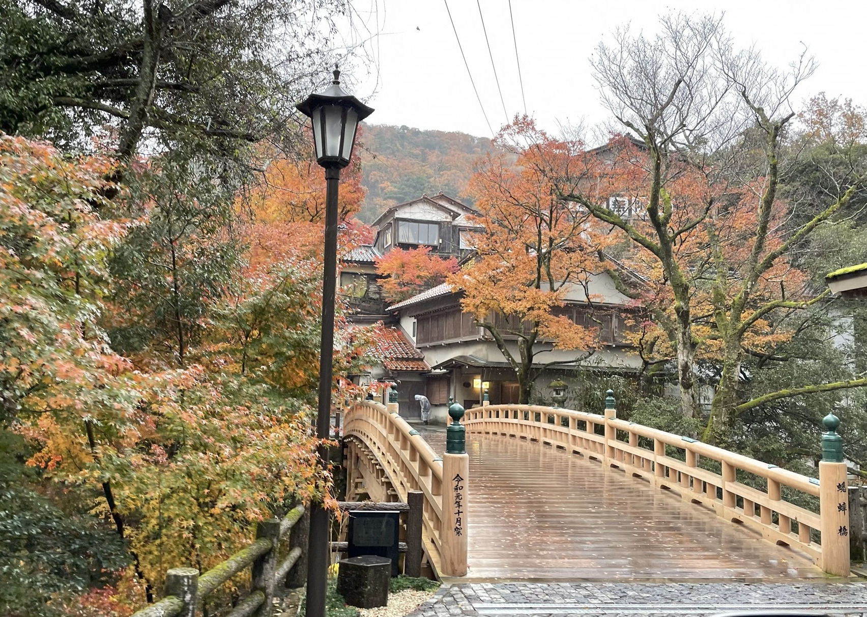 雨のこおろぎ橋も情緒があります
